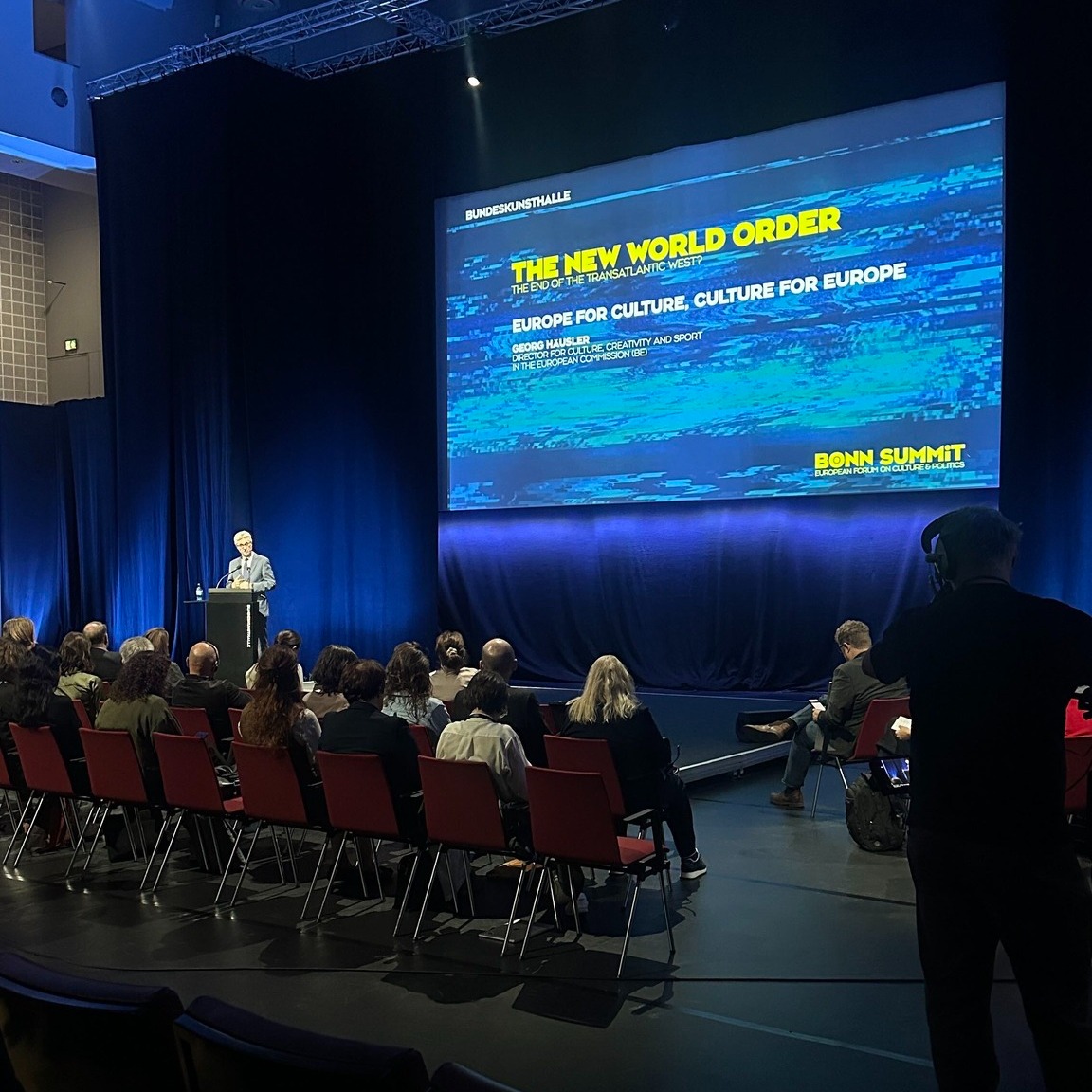 Wie steht es um das Verhältnis von Politik und Kultur angesichts gesellschaftlicher und politischer Verschieben? Dieser Fragestellung ist das BONN SUMMIT vom 16.9. bis 18.9. in der Bundeskunsthalle in Bonn nachgegangen. Unsere Geschäftsführerin Lena war vor Ort, um die Perspektiven der freien Ensembles einzubringen und Netzwerke zu pflegen und zu erweitern. Besonders deutlich wurden auch hier wieder zwei Aspekte:

1⃣ Die Resilienz der freien Szene hängt sehr davon ab, WIE gefördert wird. Wenn sich alle immer wieder von Projektförderung zur Projektförderung hangeln müssen, dann können auch keine Strukturen aufgebaut werden. Das Thema bewegt auch uns bei FREO seit der ersten Stunde des Verbandes. Freie Ensembles und Orchester brauchen langfristige Fördermöglichkeiten, die ihren Strukturen und den neuen Herausforderungen gerecht werden.

2⃣ Kulturpolitik braucht einen größeren Stellenwert in demokratischen Parteien und Fraktionen. Die Kunst- und Kulturbranche braucht einen politischen Resonanzraum, der ihre Anliegen hört und versteht und an ihrer Seite kämpft.

Besonders schön war die Vernetzung mit alten und neuen Bekannte, wie Jacob Bilabel vom Aktionsnetzwerk Nachhaltig, Ruth Jacobi und Katharina Weinert vom European Music Council, Catalina Rojas Hauser von der Kulturpolitischen Gesellschaft oder auch Sven Lehmann, MdB und Vorsitzender des Ausschuss für Kultur und Medien im Deutschen Bundestag.