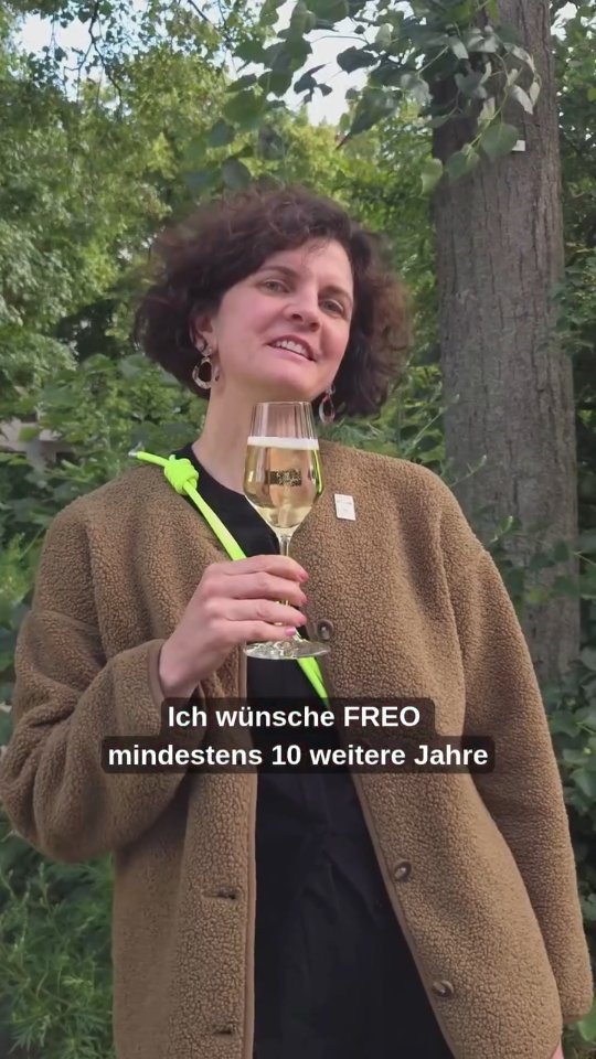 Über die letzten 10 Jahre FREO haben wir enge Beziehungen zu anderen tollen Verbänden geknüpft. Deswegen freuen wir uns sehr, dass Cilgia Gadola als Vorsitzende des Bundesverbandes Darstellende Künste und Anna Motzel vom Deutschen Komponist:innenverband ihren Weg zu FREO VERNETZT gefunden haben. Auf die nächsten Jahre Zusammenarbeit und gemeinsam erarbeitete Utopien! 🥂