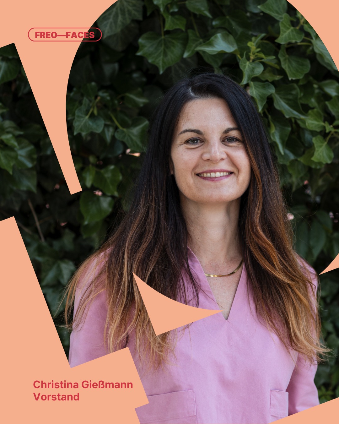 Christina Gießmann ist seit 2023 Managerin des ensemble mosaik. Als Kulturmanagerin bringt sie ein breites Erfahrungsspektrum von Produktions- und Finanzmanagement bis hin zu Festivalkoordination und Projektleitung mit in den Vorstand von FREO!