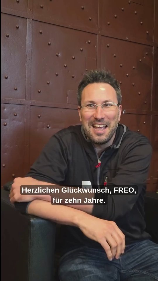 FREO vereint mittlerweile mehr als 50 freie Ensembles und Orchester. Hier kommt ein kleiner Jubiläumsgruß von einigen unserer Mitglieder. Schön, dass ihr alle dabei seid und wir gemeinsam für die Interessen der freien Szene eintreten!

Benjamin Fischer - @ensemblenewbabylon 
Philipp Geisler - @tricksterorchestra 
Lions Hinrichs & Ursula Weiler - @ensemblequillo 
Isabell Schwörer - @ensemblerecherche 
Lilly Stachelhaus - @mahlerchamberorchestra 
Albrecht Scharnweber - @elperro.andaluz