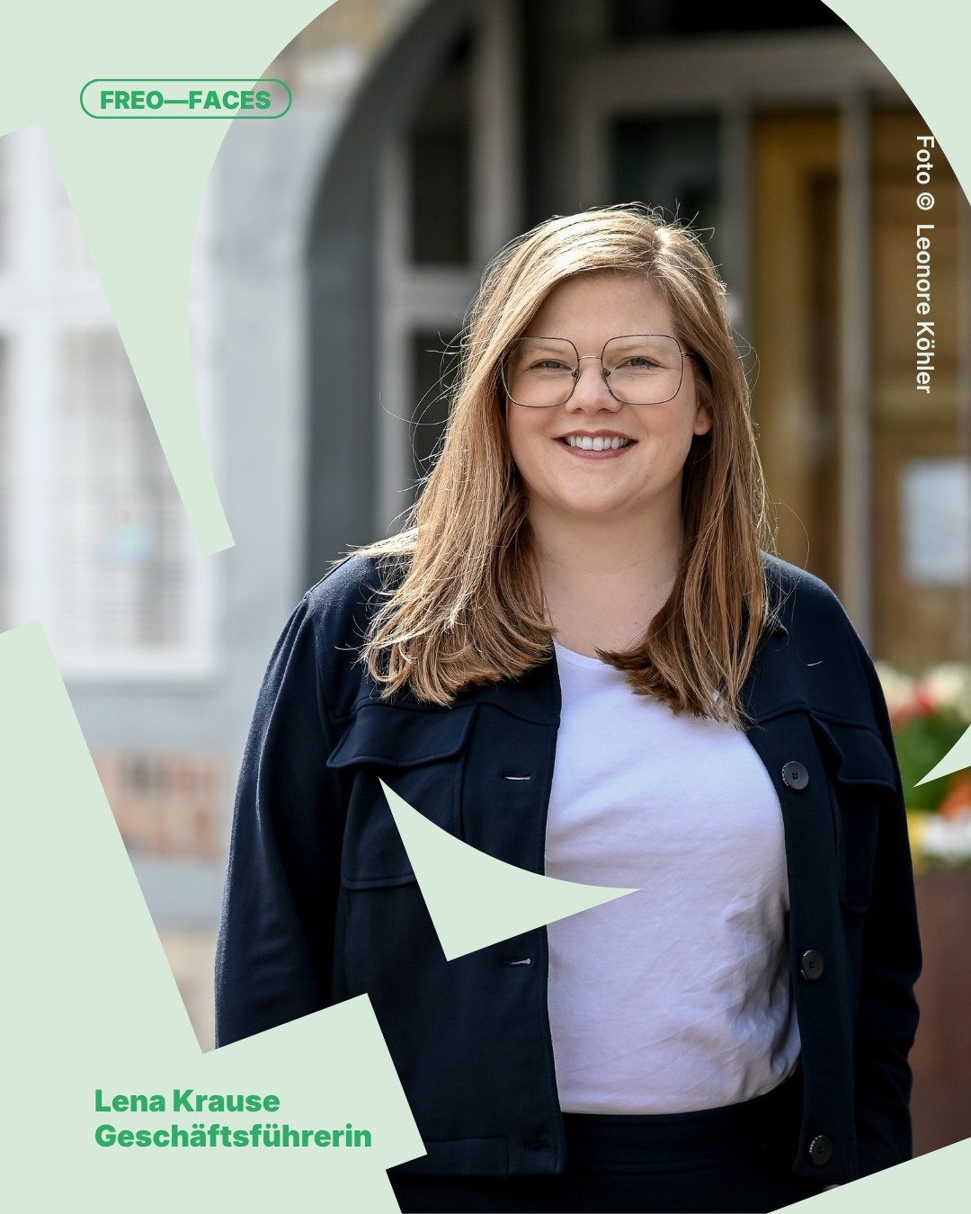 Lena Krause ist seit der Gründung von FREO dessen Geschäftsführerin und engagiert sie sich so bereits seit zehn Jahren für freie Ensembles und Orchester. Dabei liegt ihr Fokus insbesondere auf der Verbesserung der sozialen Lage sowie der Einkommenssituation und auf einem rechtssicheren Arbeitsumfeld für freie Musiker:innen. Sie kämpft außerdem für neue Fördermodelle und möchte in allen 16 Bundesländern Strukturförderung für freie Ensembles und Orchester aufbauen. Seit 2021 ist sie zudem Teil des Präsidiums des Deutschen Musikrats und ordentliches Mitglied im Beirat der Künstlersozialkasse.